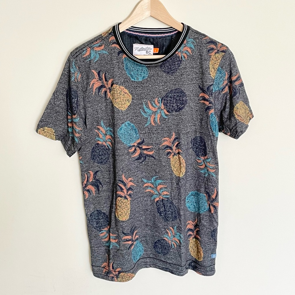 Huntington BC Pineapple Print Colorful Gray T Shirt Men’s size Large Beach Tee